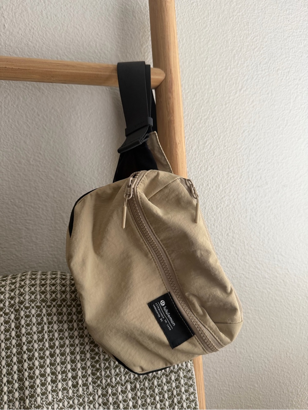 Lululemon Athletica Clean Lines Belt Bag Crossbody - Picture 2 of 4